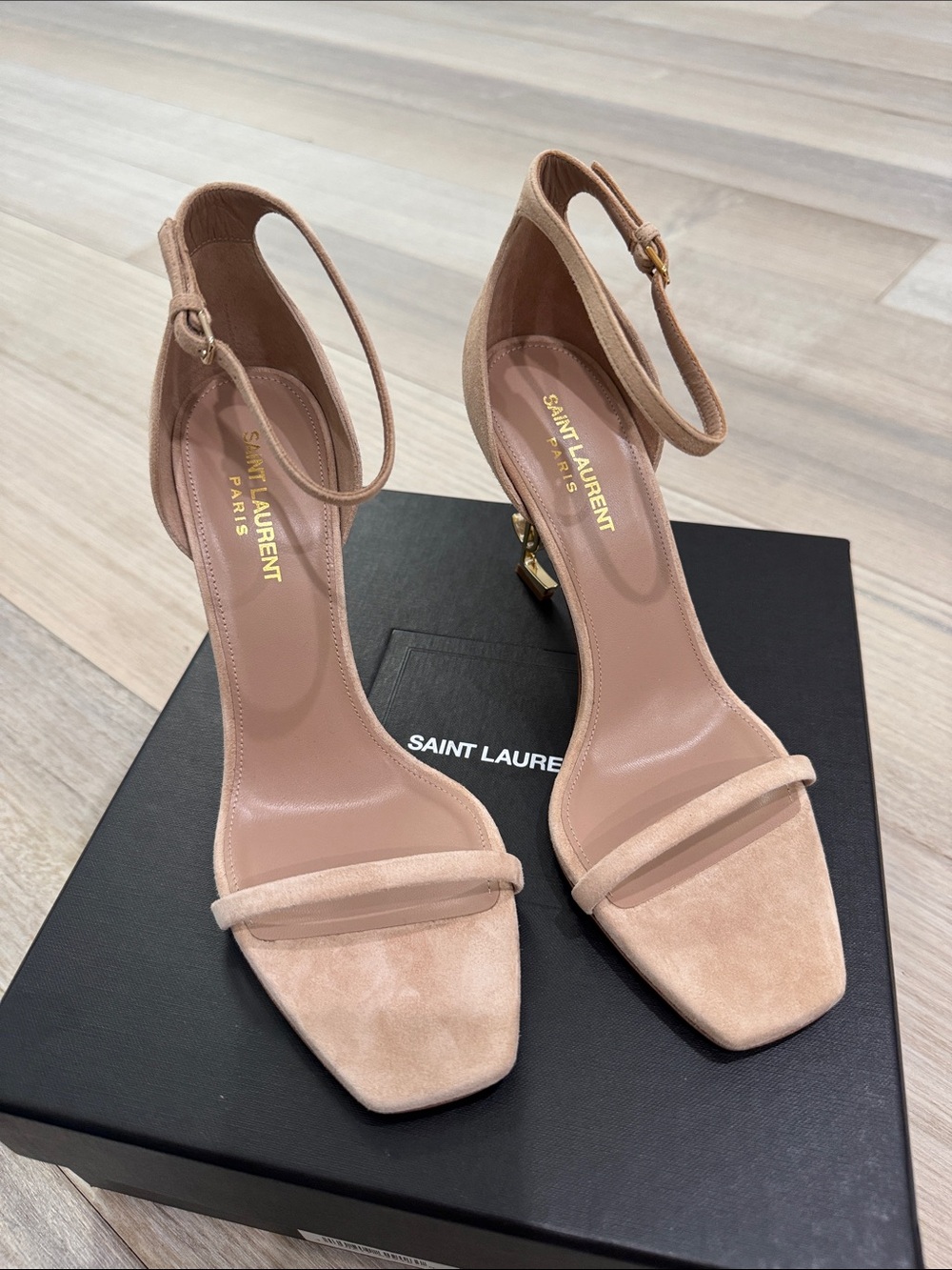 Saint Laurent: Brand New - Blush Suede Heels with Gold YSL Logo - Picture 2 of 5